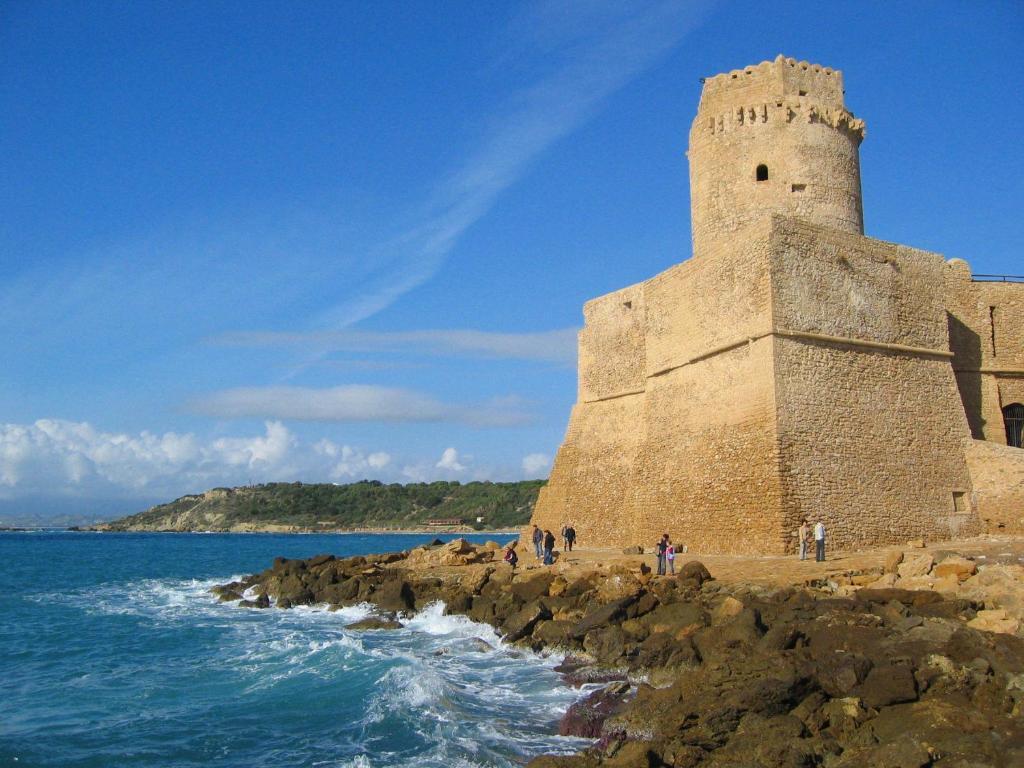 Agriturismo Torre Del Golfo Cropani Exteriör bild